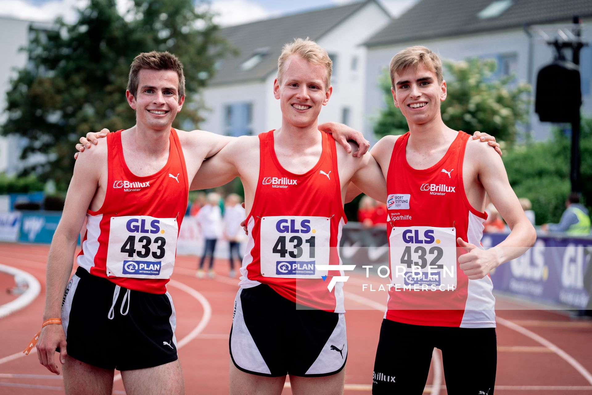 Die 3x1000m Staffel der LG Brillux Muenster: Marco Sietmann (LG Brillux Muenster), Jens Kassebeer (LG Brillux Muenster), Silas Zahlten (LG Brillux Muenster) am 29.05.2022 waehrend der Deutschen Meisterschaften Langstaffel im Otto-Schott-Sportzentrum in Mainz